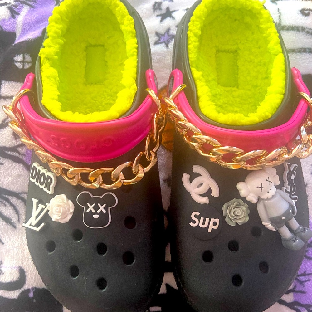 NWT Custom Crocs with faux fur size 8